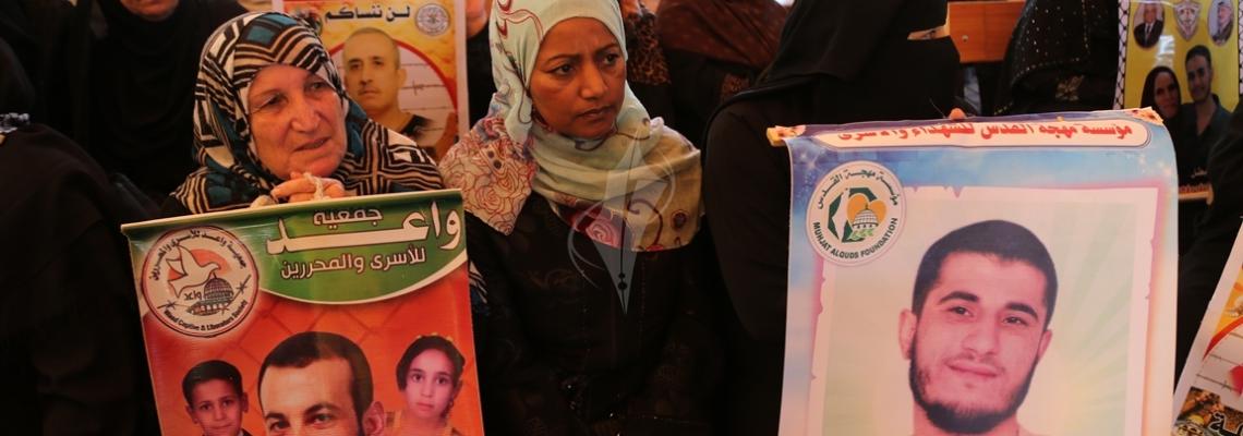 بالصور: اعتصام اهالى الاسرى امام مقر الصليب الاحمر بمدينة غزة