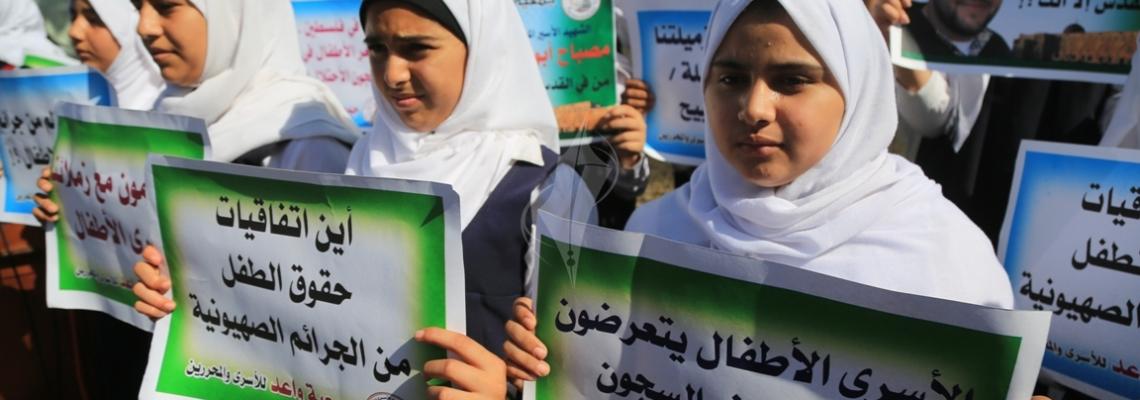بالصور:أطفال من غزة يتضامنون أمام الصليب نصرة للأسرى الأطفال في سجون الاحتلال