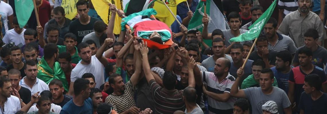 بالصور:طولكرم - جماهير بلدة بلعا تشيع جثمان الشهيد حذيفة سليمان الى مثواه الاخير.