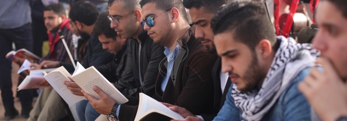 بالصور:سلسلة بشرية للقراءة في غزة دعمًا لـانتفاضة القدس