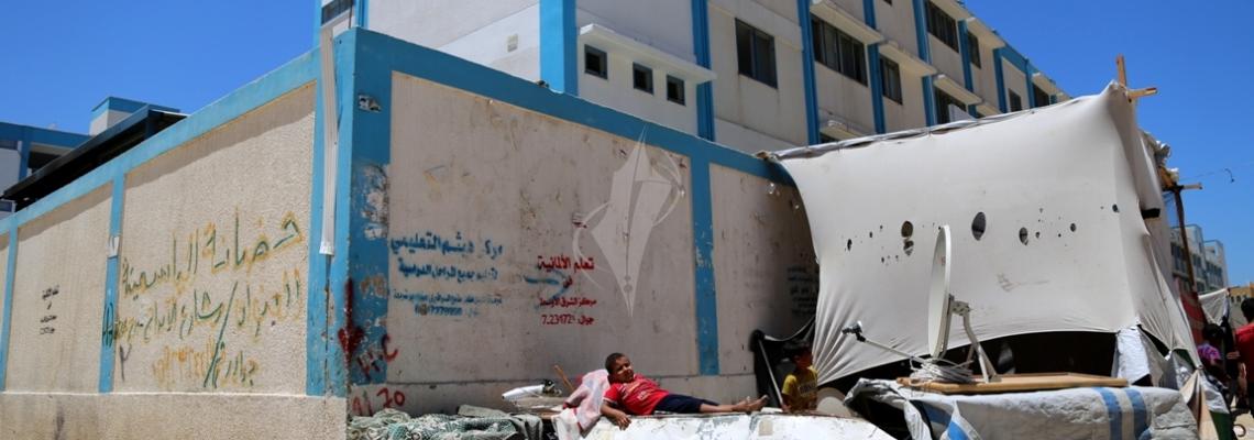 بالصور:مواطنون يفترشون داخل الخيام بعد ان قامت الانروا بإغلاق مراكز الإيواء
