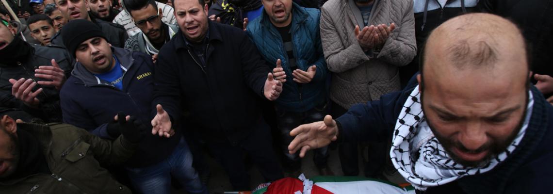 بالصور: مواطنون يشيعون جثمان الشهيدة أشرقت قطناني (16 عام). تصوير: ايمن نوباني