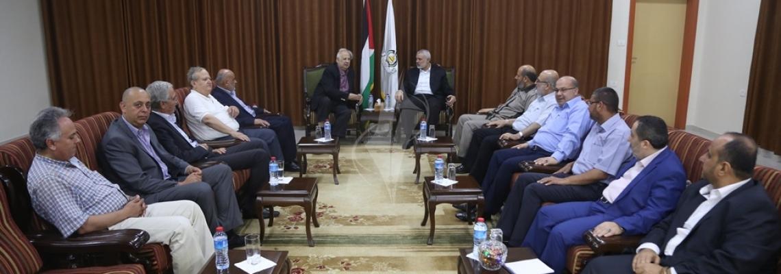 بالصور  :هنية  بغزة يلتقي وفد لجنة الانتخابات المركزية برئاسة د. حنا ناصر