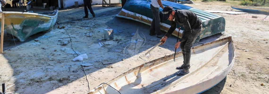 بالصور اعادة تاهيل مراكب الصيادين بغزة بعد اعتداء الاحتلال عليها