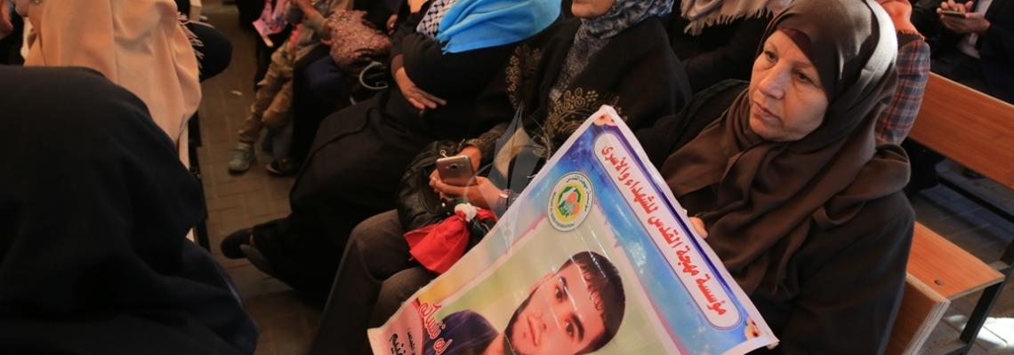بالصور:اعتصام اهالى الاسرى امام مقر الصليب الاحمر بمدينة غزة