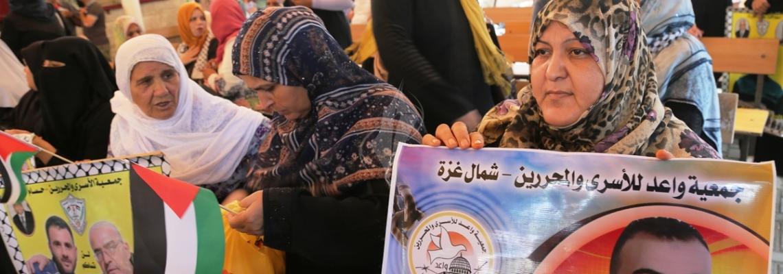 بالصور:اعتصام اهالى الاسرى امام مقر الصليب الاحمر بمدينة غزة