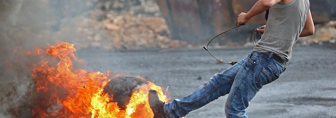 بالصور:مواجهات بين الشبان وقوات الإحتلال في حي البلوع شمال البيرة . تصوير: حذيفة سرور