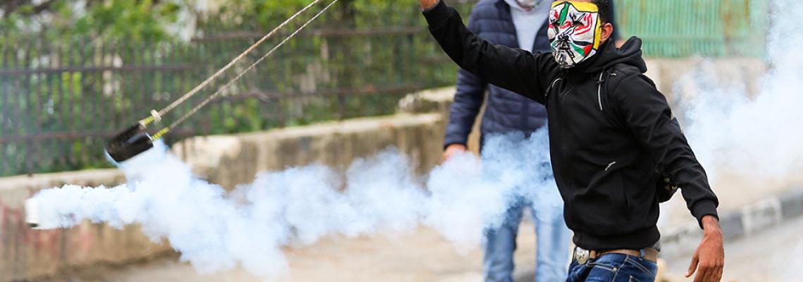 بالصور:مواجهات بين الشبان و قوات الإحتلال بالقرب من مستوطنة بسجوت المقامة على ارض البيرة تصوير: إياد جادالله