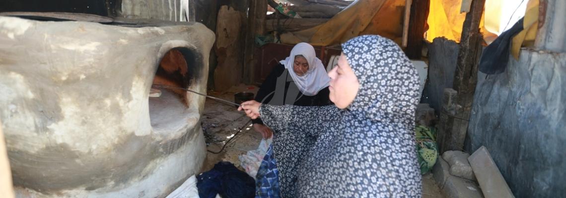 بالصور:نساء من غزة يخبزن على افران الطين للتغلب على مشاكل الغاز والكهرباء