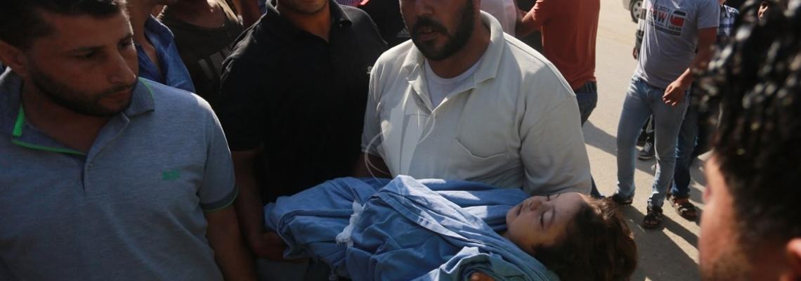 بالصور:غزة تودع شهيدتي عائلة حسان اللتان ارتقتا إثر قصف طائرات الاحتلال لمنزلهما بحي الزيتون