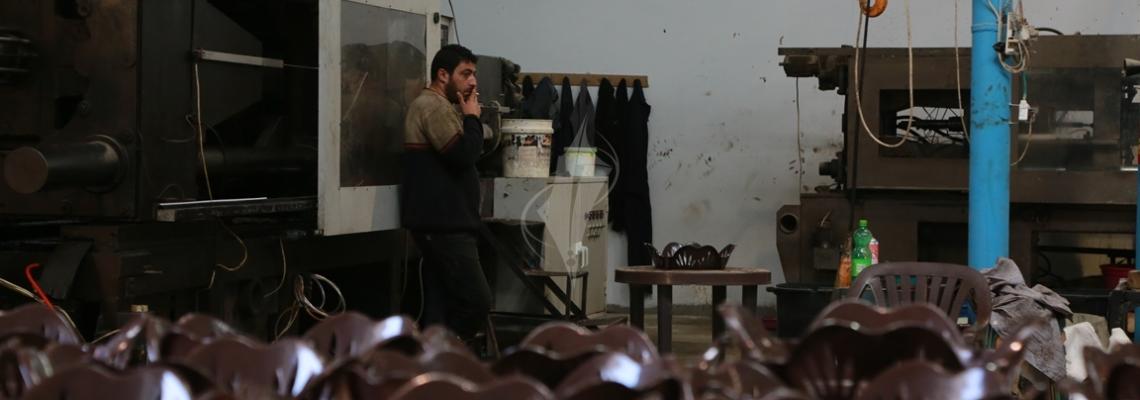 بالصور :جولة داخل مصنع البلاستيك فى غزة