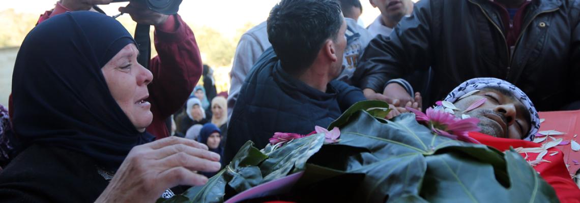 بالصور: جماهير قرية سنجل شمال رام الله يشيعون جثمان الشهيد نشأت منصور الى مثواه الاخير. تصوير: مصطفى ابو دية