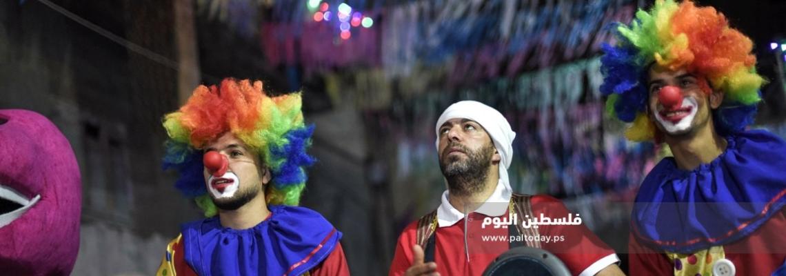 مسحراتي بزي" المهرجين " يتجولون فى شوارع قطاع غزة 