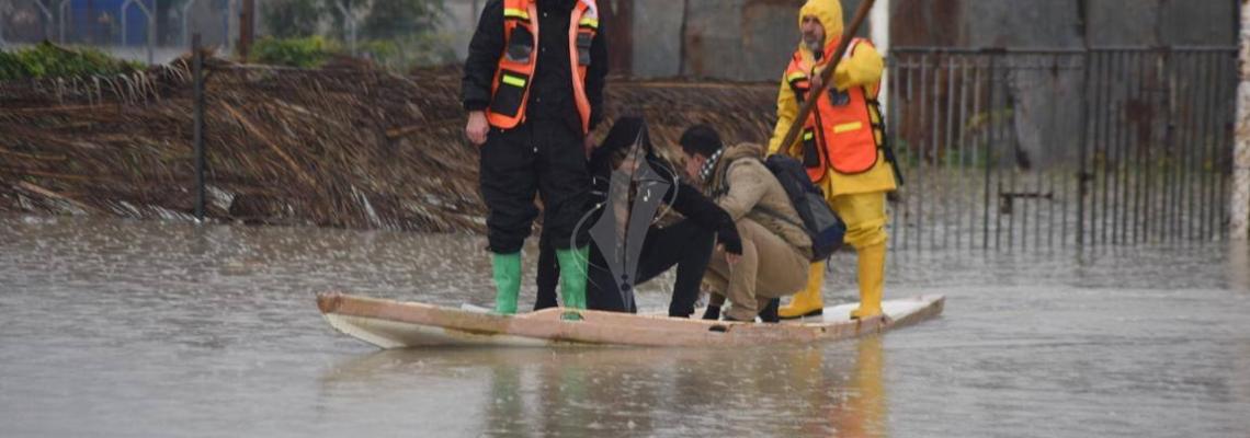 بالصور : إجلاء مواطنون بعد غرق بعض المنازل فى رفح