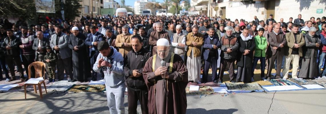 بالصور:الجهاد تؤدي صلاة الجمعة أمام مقر الصليب الأحمر في غزة تضامناً مع الأسرى البواسل في سجون الاحتلال الإسرائيلي وتضامناً مع أهالي قرية أم حيران في النقب المحتل
