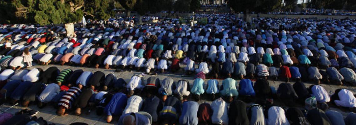 بالصور: القدس - الآلاف يؤدون صلاة العيد برحاب المسجد الأقصى.  تصوير: عفيف عميرة