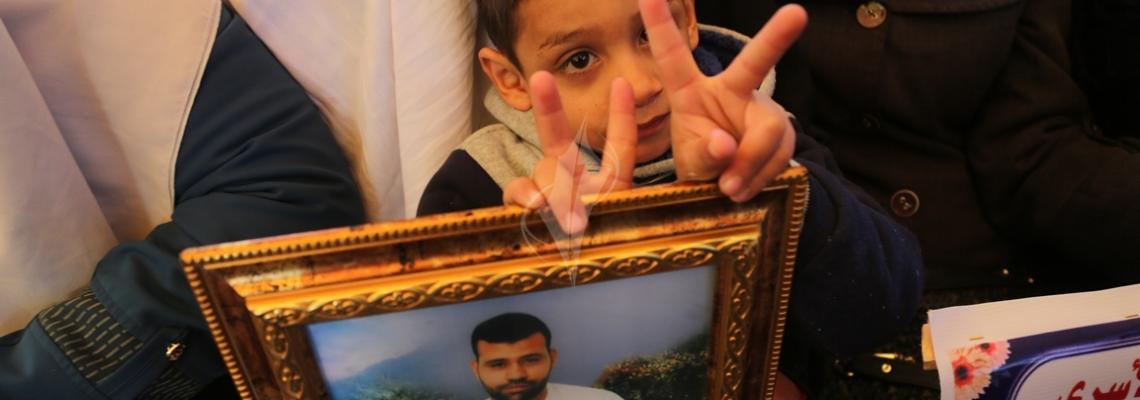 بالصور:اعتصام اهالى الاسرى امام الصليب الاحمر بمدينة غزة