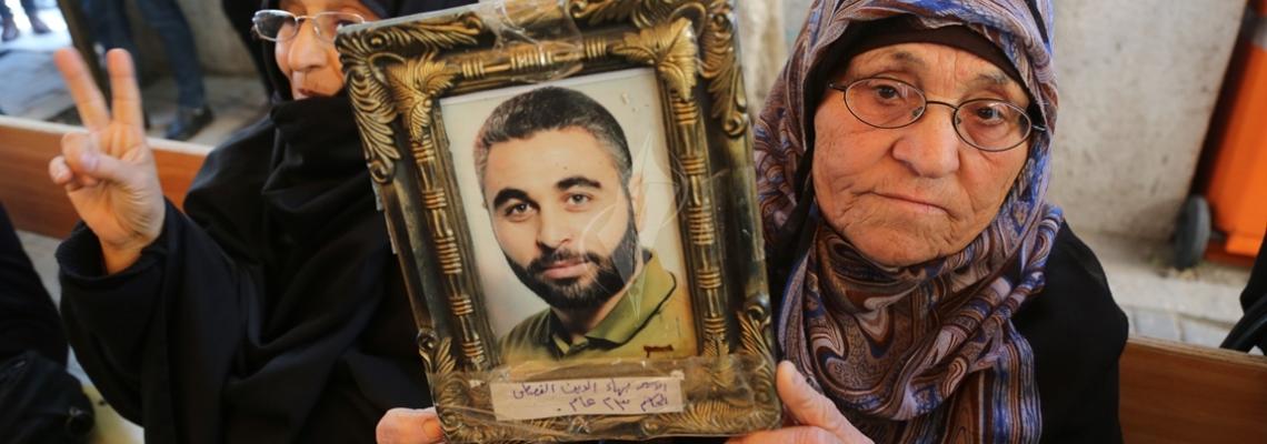 بالصور:أهالي الاسرى يعتصمون أمام مقر الصليب الاحمر بغزة