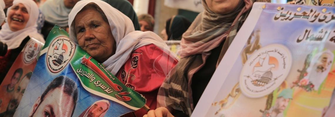 بالصور:اعتصام اهالى الاسرى امام مقر الصليب الاحمر بمدينة غزة