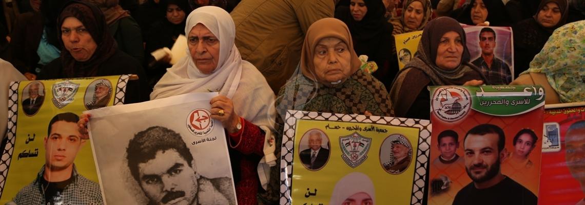 بالصور:اعتصام اهالى الاسرى امام مقر الصليب الاحمر بمدينة غزة