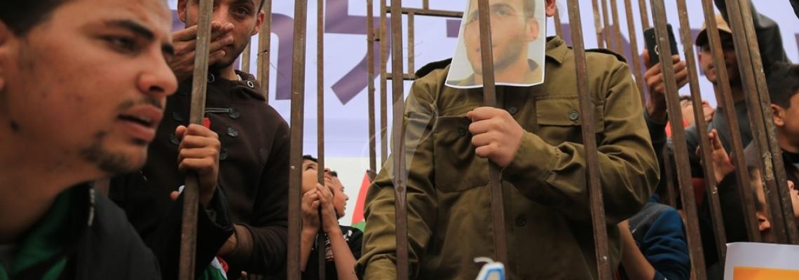 أهالي الأسرى الفلسطينيين ينظمون وقفة تطالب بإطلاق سراح انبائهم من مكان أسر شاؤول ارون شرق غزة