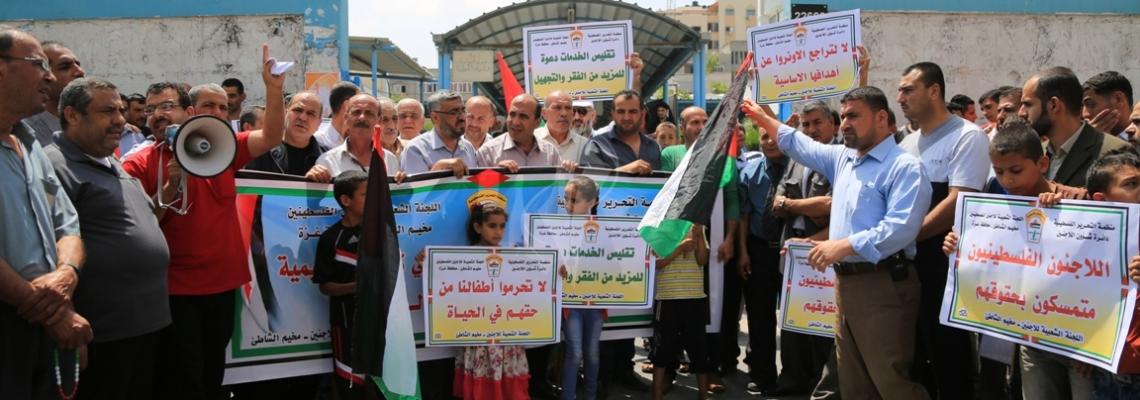 بالصور:اللجنة الشعبية في مخيم الشاطئ  تنظم اعتصاما ضد تقليصات الانروا أمام مقر السويدي بغزة