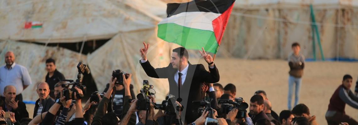 عريس غزي يحيى حفل زفافه في خيام مسيرة العودة الكبرى شرق جباليا