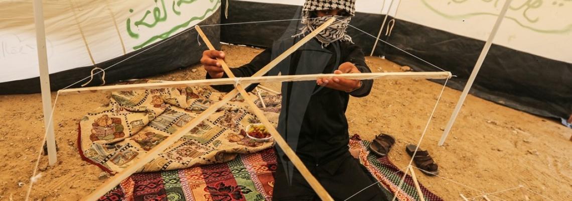 شبان يصنعون طائرات ورقية ومَقَالِعُ في مخيمات العودة شرق القطاع