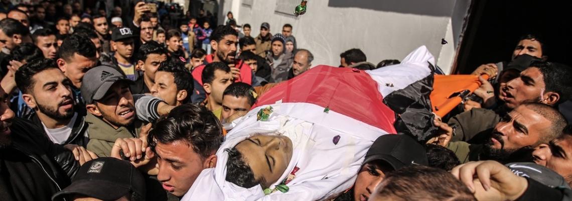 مشيعون يرشون جثمان الشهيد حمزة اشتيوي بالورد والحلوى تنفيذاً لوصيته