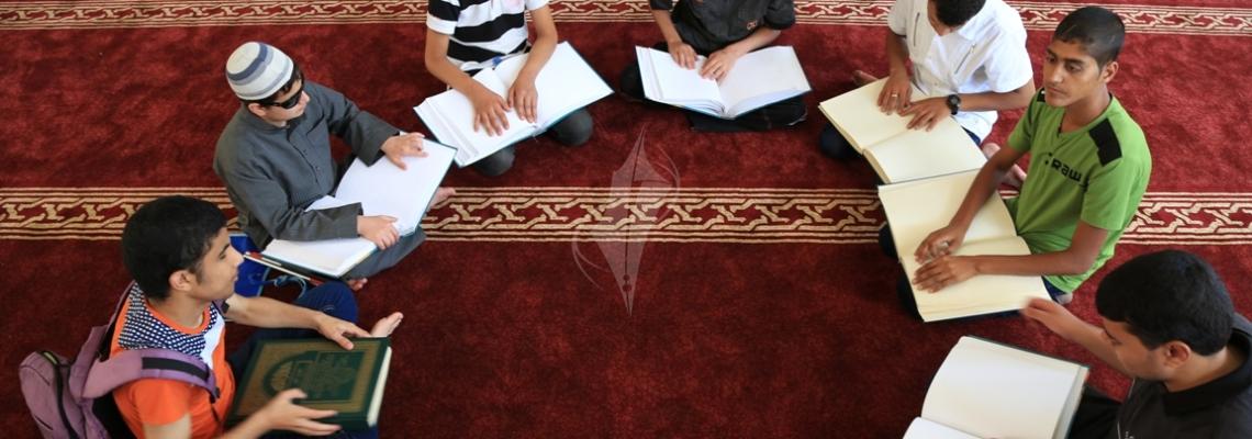 بالصور:مخيمات تحفيظ القرآن للمكفوفين في غزة خلال شهر رمضان المبارك