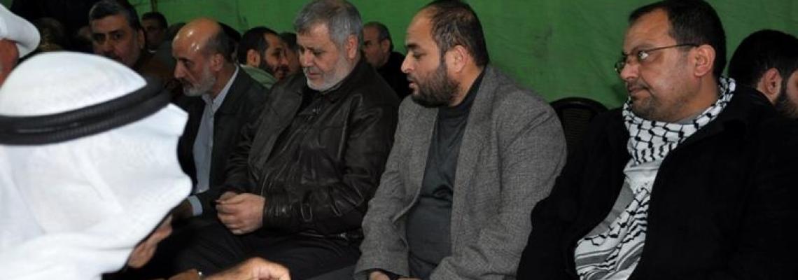 بالصور:قيادة الجهاد تشارك في واجب العزاء في البيت الذي أقامته الحاجة أم جبر وشاح للشهيد سمير القنطار