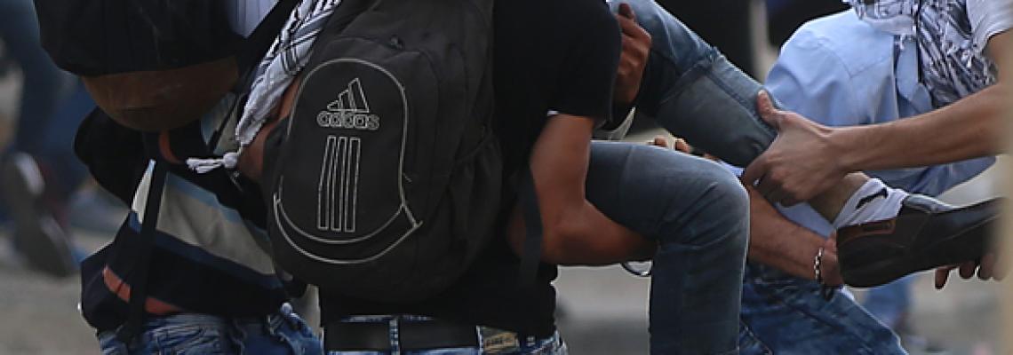 بالصور:مواجهات بين الشبان وقوات الإحتلال في حي البلوع شمال البيرة . تصوير: حذيفة سرور