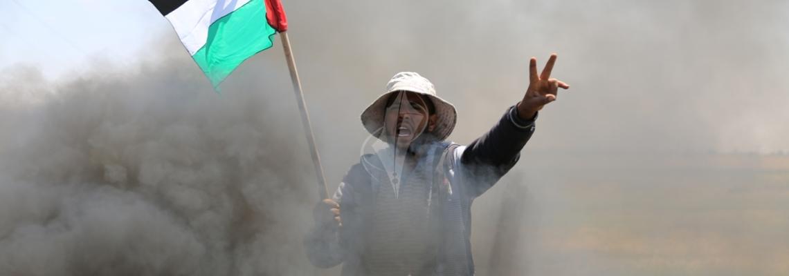 بالصور: إشعال إطارات على الحدود الشرقية لقطاع غزة للمطالبة بإعادة الإعمار
