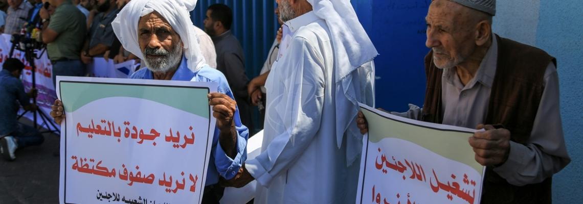 بالصور :وقفة تضامنية للاجئين أمام مقر الوكالة في غزة