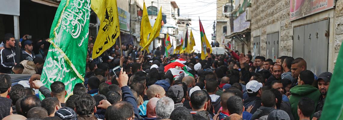 بالصور: تشييع جثماني الشهيدين ليث مناصره"21 عام" وأحمد أبو العيش "27" لمثواهم الأخير في مخيم قلنديا  تصوير: حذيفة سرور