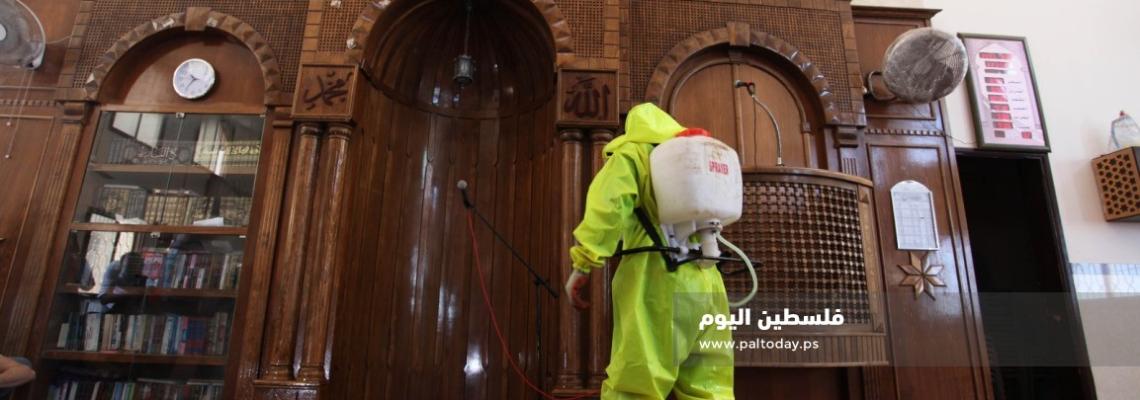 بدء تعقيم  المساجد في غزة لأداء صلاة الجمعة بعد انقطاع لأشهر بسبب أزمة فيروس كورونا