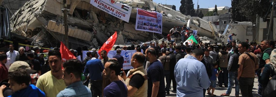 جمعية أرض السلام تعقد مؤتمراً صحفياً فوق مقرها المدمر بصواريخ الاحتلال