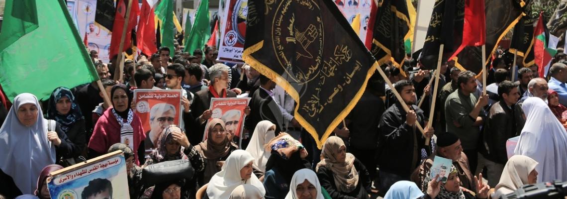بالصور: فصائل العمل الوطني في غزة تنظم مسيرة حاشدة في ذكرى يوم الأسير الفلسطيني