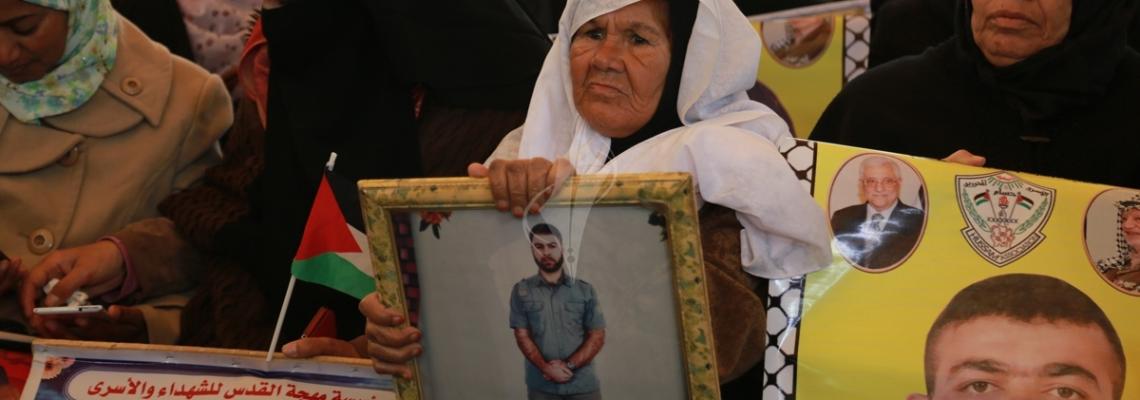 بالصور:اعتصام اهالى الاسرى امام مقر الصليب الاحمر بمدينة غزة