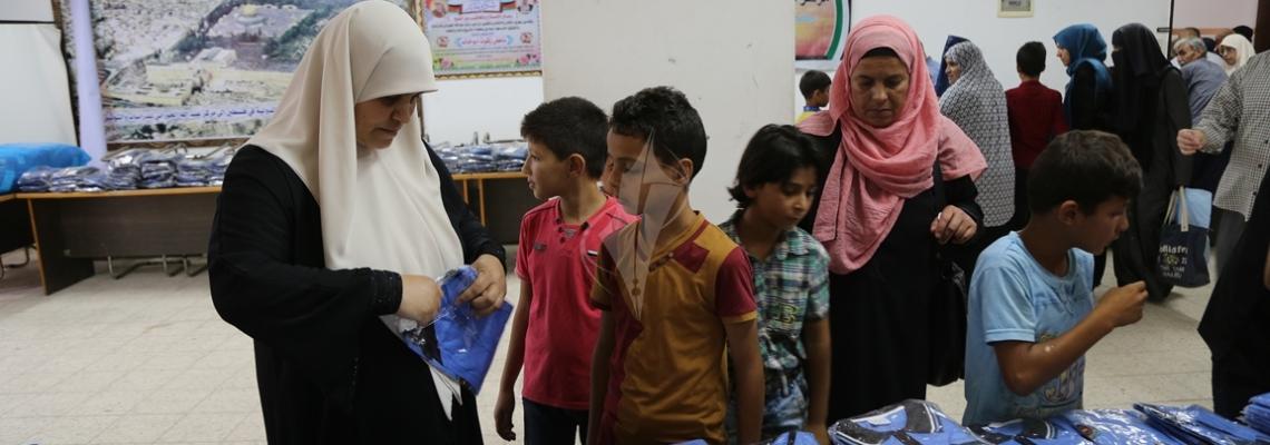 بالصور:العمل النسائي بالتعاون مع جمعية أرض السلام الخيرية توزعان كسوة مدرسية لأكثر من 1000 طالب بقطاع غزة
