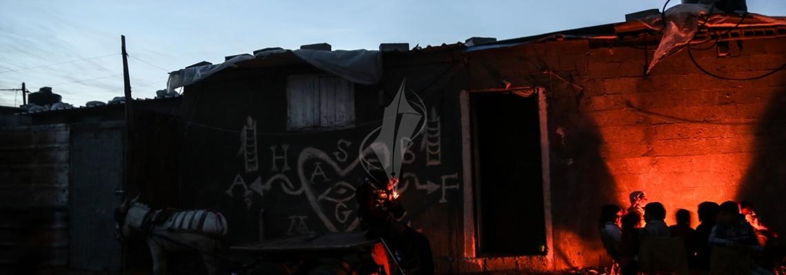 بالصور:مواطنون في حي الزيتون شرق مدينة غزة يتجمعون حول كانون النار للتدفئة في ظل انقطاع الكهرباء