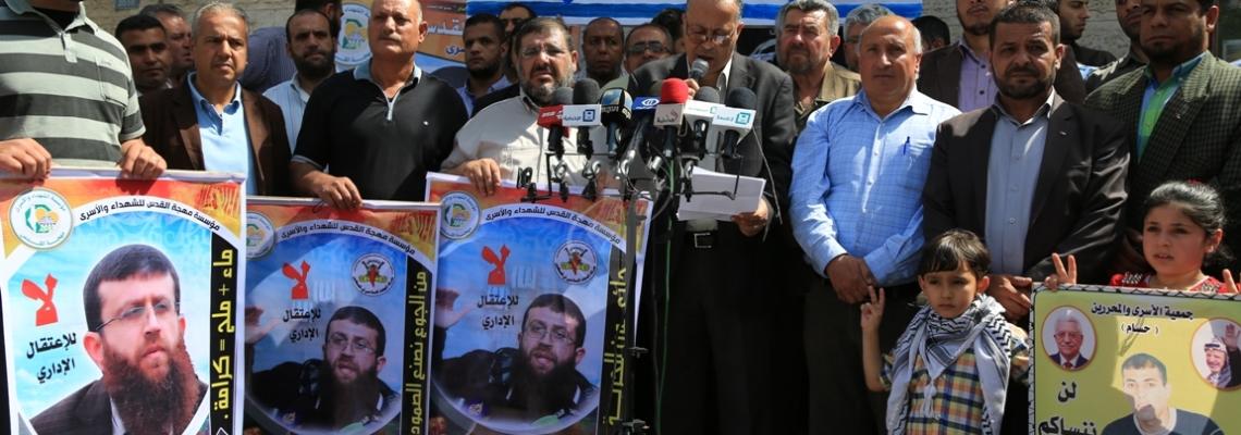 بالصور:وقفة تضامن من قبل اهالي الاسرى خلال اعتصامهم الاسبوعي مع الشيخ عدنان المضرب لليوم 14