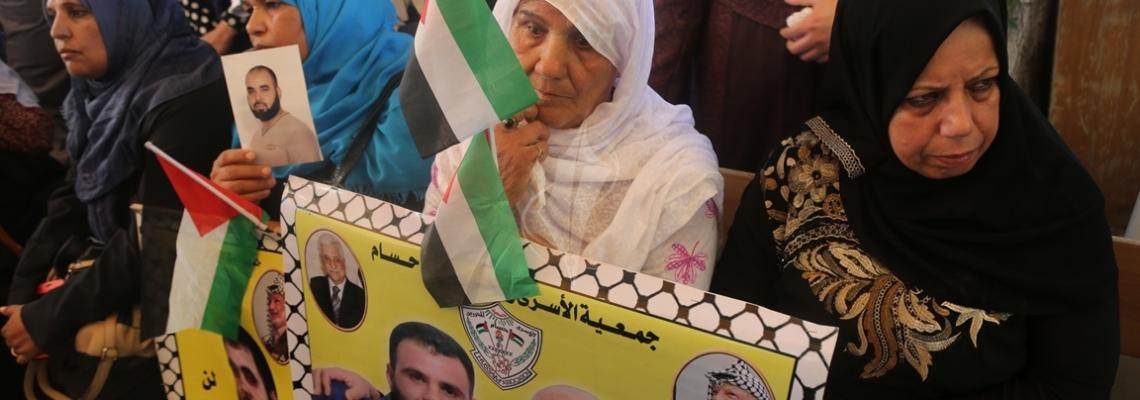 بالصور: اعتصام اهالى الاسرى امام مقر الصليب الاحمر بمدينة غزة