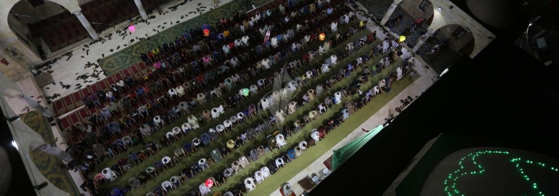 بالصور:صلاة التراويح في مسجد السيد هاشم بغزة
