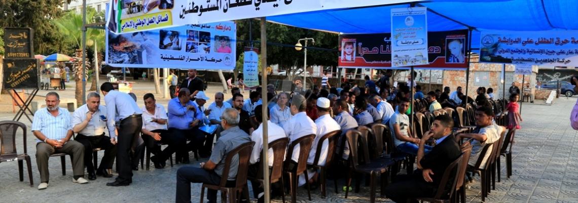 بالصور:فصائل العمل الوطني والاسلامي بغزة تقيم خيمة عزاء للشهيد الرضيع "على دوابشة"