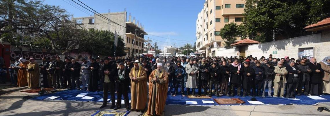 بالصور : حركة الجهاد تقيم صلاة الجمعة أمام مقر الصليب بغزة تضامناً مع الأسير المضرب محمد القيق