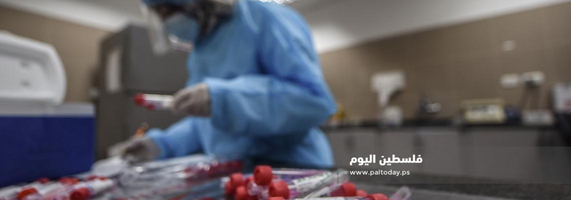 تجهيز عينات فحص كورونا داخل مختبر مستشفى ناصر فى مدينة خانيونس