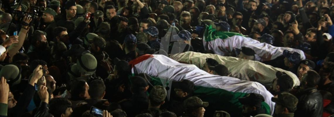 بالصور:الآلاف في الخليل يخرجون لتسلم جثامين 5 شهداء أعدمتهم قوات الأحتلال وإحتجزتهم"تصوير: سمر بدر"