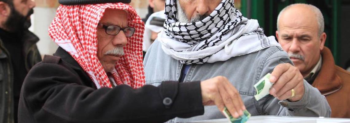 بالصور‏:جانب من حملة التبرعات لاهالي القدس في بيت لحم تصوير  علي عبيدات ‫