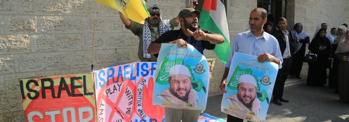 بالصور:أمام الصليب.. وقفة أسبوعية تضامناً مع الاسرى واحتفاء فصائلي بعملية القدس